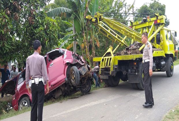 APV Tabrak Sepedamotor, Dua Tewas dan Satu Luka - Luka