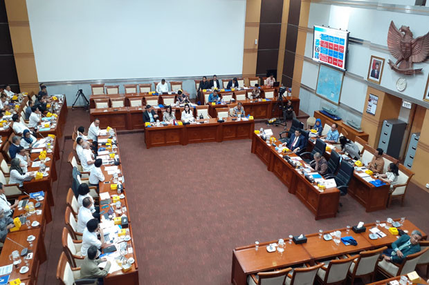 Rapat Perdana, Menkominfo Berulang Kali Salah Sebut Komisi I Jadi Komisi XI