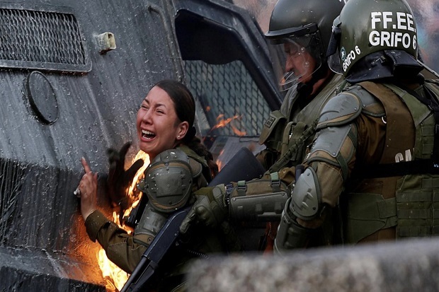 Dua Polwan Cile Terbakar Setelah Dilempar Bom Molotov Demonstran