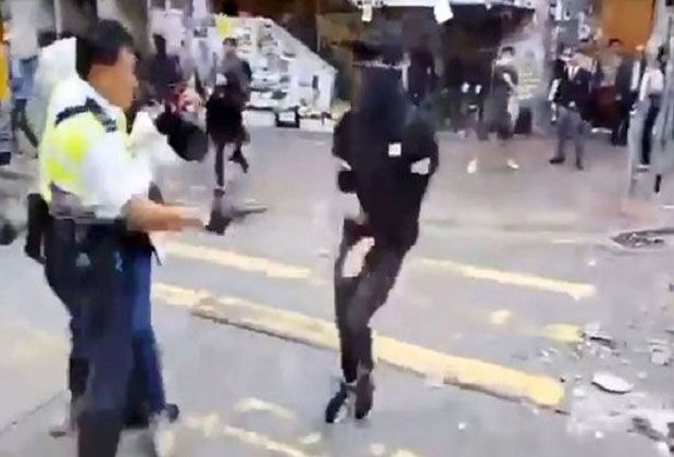 Facebook Siarkan Langsung Polisi Hong Kong Tembak Demonstran