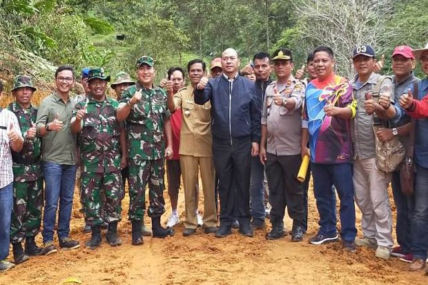 Bupati Taput Tutup Karya Bakti TNI-Polri Buat Jalan Penghubung Desa