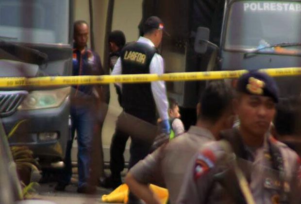Jenazah Terduga Pelaku Bom Bunuh Diri Dievakuasi ke RS Bhayangkara