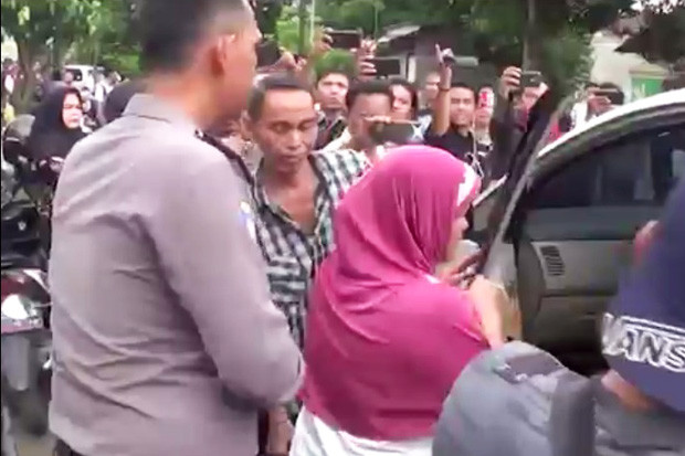 3 Kerabat Terduga Pelaku Bom Bunuh Diri di Medan Dibawa Polisi