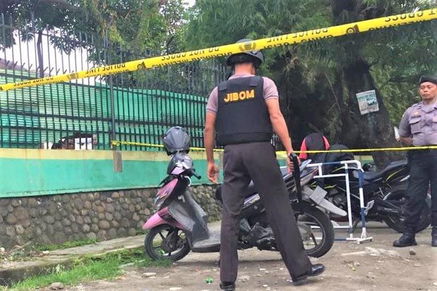 Jibom Brimob Periksa Motor Milik RMN Terduga Pelaku Bom Medan