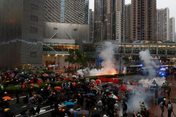 Demonstran Anti Pemerintah Meluas, Hong Kong Lumpuh