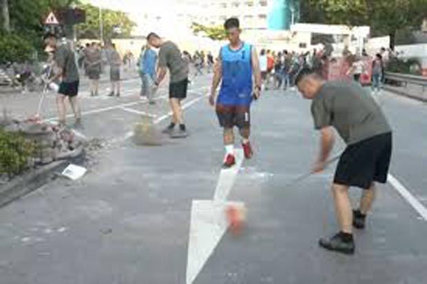 Serdadu China Bantu Bersihkan Jalanan Hong Kong yang Penuh Puing