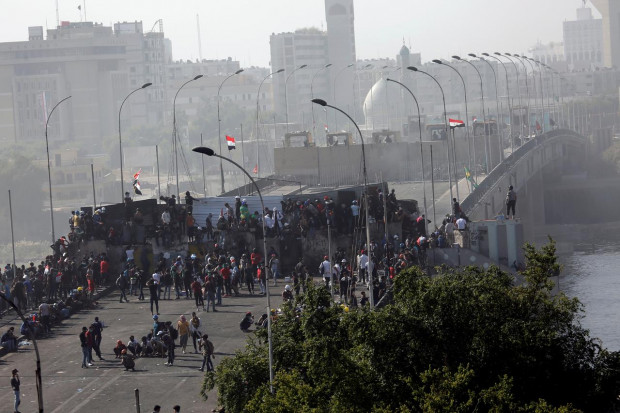 Demonstran Kembali Kuasai Gedung dan Jembatan di Pusat Baghdad