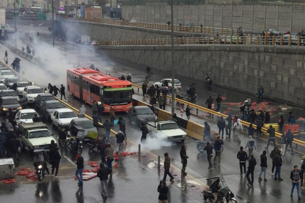 1 Orang Tewas dalam Unjuk Rasa Tolak Kenaikan BBM di Iran