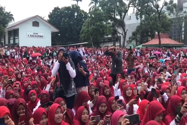 Menko Polhukam Bersalawat Bersama Ribuan Mahasiswa UIN Sumut