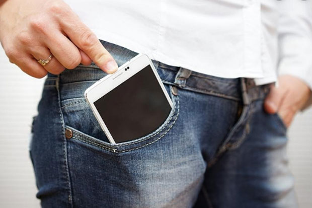 Jangan Taruh Ponsel di Kantong Celana Kalau Tak Kuat Hadapi Resiko Ini