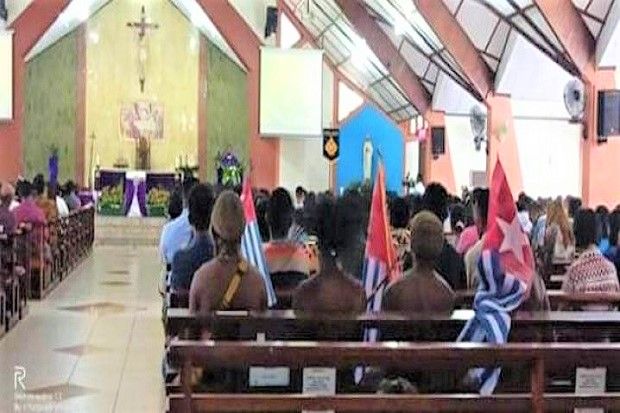 Polisi Amankan 4 Mahasiswa Pembawa Bintang Bendera Kejora ke Dalam Gereja