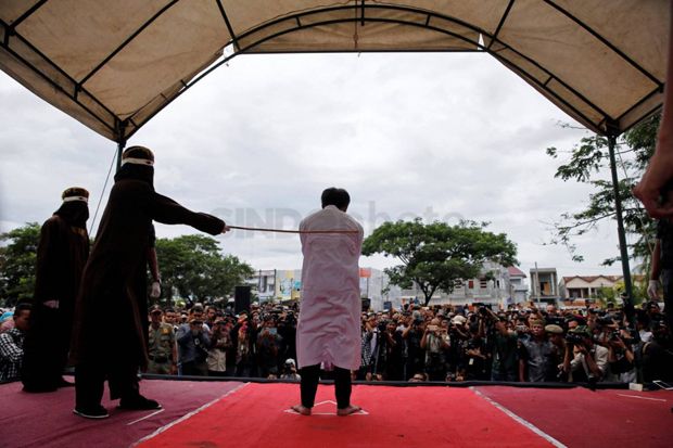 20 Pelanggar Syariat Islam di Aceh Dihukum Cambuk, 15 Melarikan Diri