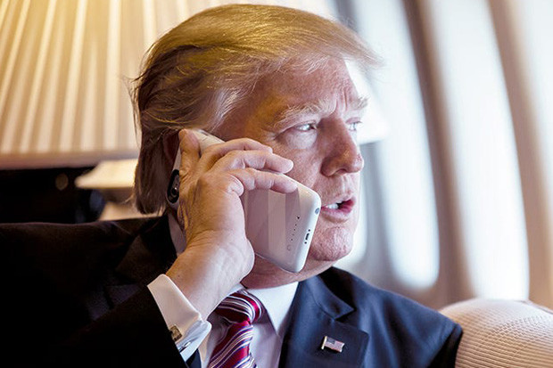 Gunakan iPhone, Presiden Trump Bikin Khawatir Gedung Putih