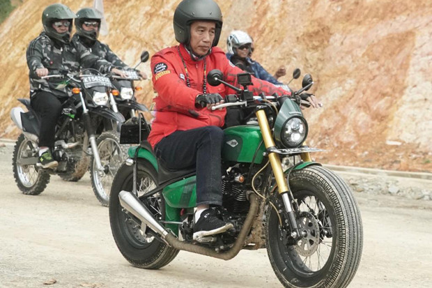 Jokowi Jajal Perbatasan Kalimantan dengan Motor Custom