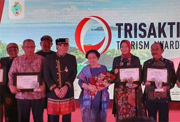Megawati Beri Penghargaan Kota Medan Sebagai Kota Wisata