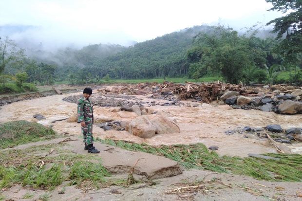 5 Orang dari 1 Keluarga Hilang Terseret Arus Banjir Bandang  di Labuhanbatu Utara