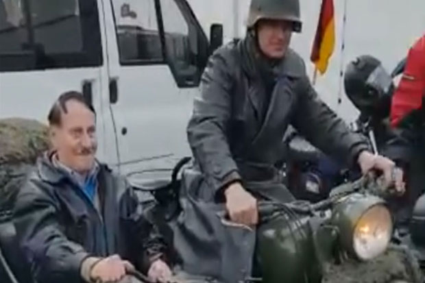 Adolf Hitler Bergentayangan dengan Motor Resahkan Warga Jerman
