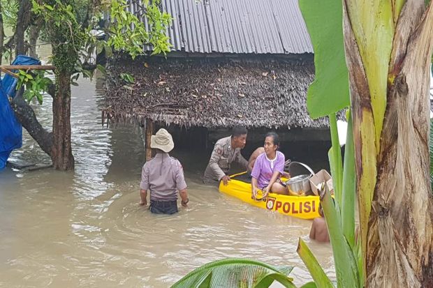 Tanggap Bencana, Personil Polresta Deliserdang Bantu Warga Evakuasi dari Banjir