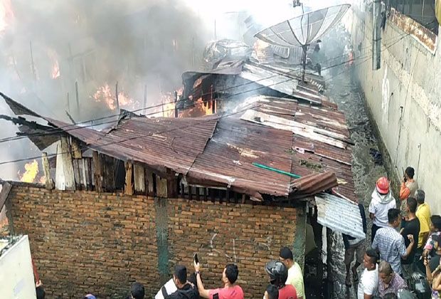 Belasan Rumah di Kawasan Padat Penduduk Kota Siantar Terbakar