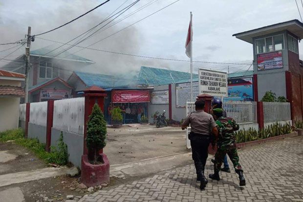 Petugas Rutan Kelas II Kabanjahe Dibantu TNI-Polri Evakuasi Para Tahanan