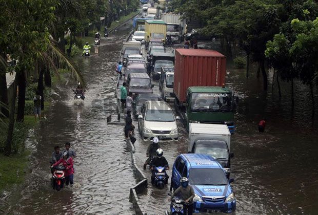 Hujan Semalaman, Jalan Utama di Jakbar Mulai Terputus