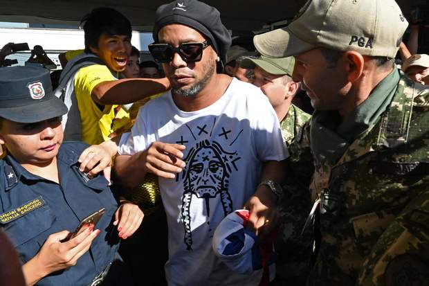 Pakai Passport Palsu, Mantan Bintang Sepak Bola Ronaldinho Diciduk Polisi
