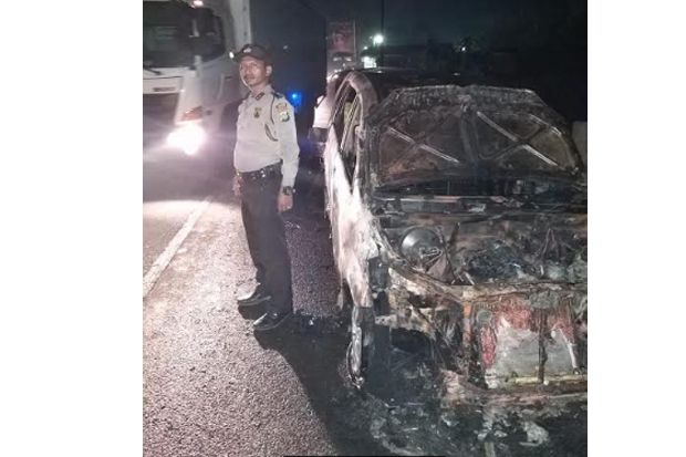 Mobil Avanza Hangus Terbakar Dalam Perjalanan ke Pematangsiantar