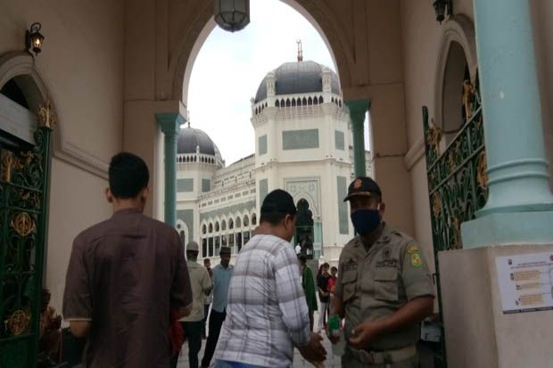 Masjid Raya Al-Mashun Medan Tetap Laksanakan Salat Jumat