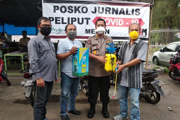 Kabid Humas Polda Sumut Serahkan Alat Semprot Disinfektan ke Wartawan di Medan