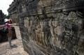 Kenakan Batik Di Borobudur
