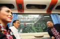Naik Kereta ke Bandung, Jokowi Kampanyekan Pasangan Rieke-Teten