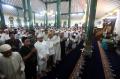 Diguyur hujan, Masjid Agung Palembang tetap dipenuhi jemaah tarawih