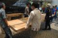 KPK sita meja kayu jati terkait Hambalang