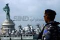 Beramai-ramai memotret personel TNI