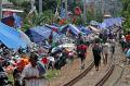Tenda pengungsian korban banjir di pinggir rel Kereta Api