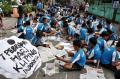 Peringati Hari Kliping Indonesia, ratusan siswa SD rame-rame membuat kliping