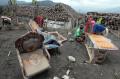 Warga Pandansari mulai bersihkan abu vulkanik Kelud