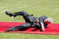Mantan PM Belanda Ruud Lubbers terjatuh di karpet merah