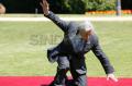 Mantan PM Belanda Ruud Lubbers terjatuh di karpet merah