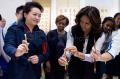 Michelle Obama belajar kaligrafi tradisional China