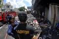 Polisi olah TKP lokasi kebakaran toko buku di Solo