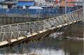 Jembatan Gantung Nyaris Putus di Banjir Kanal Barat