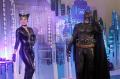 Batman dan Catwoman Sapa Pengunjung Senci