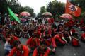 Hindari Demo Buruh, Mobil Putar Balik di Taman Pembatas Jalan