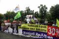 Hindari Demo Buruh, Mobil Putar Balik di Taman Pembatas Jalan