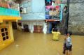 Tim SAR Evakuasi Korban Banjir Kampung Pulo