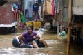 Tim SAR Evakuasi Korban Banjir Kampung Pulo