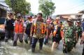 AGP dan Mendag Bantu Korban Banjir Kabupaten Bandung