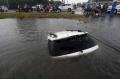 Jalan Tergenang Banjir, Mobil Fortuner Nyemplung Parit