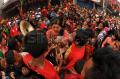 Ratusan Warga Berebut Angpao di Klenteng Tien Kok Sie Solo